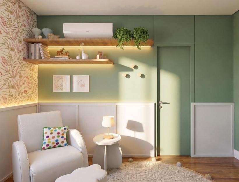 Cantinho com parede verde, boiserie, prateleiras iluminadas e poltrona